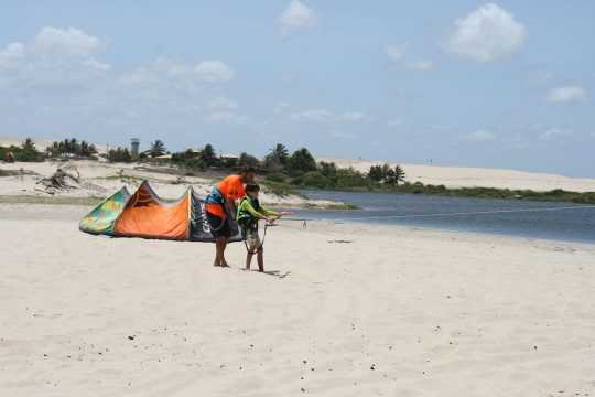 Kurse für Kinder: Vater startet mit seinem Sohn einen Kite