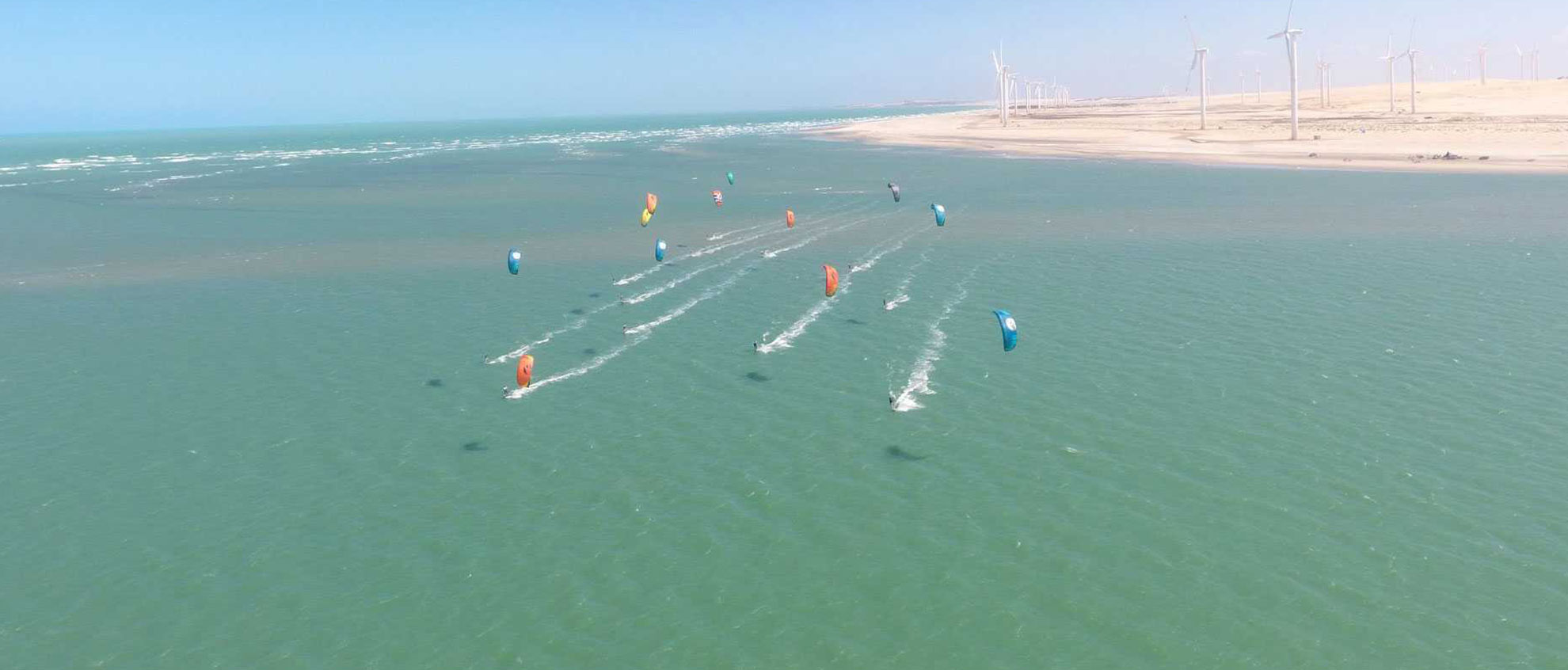 Kitesurfer in Brasilien mit Windräder im Hintergrund